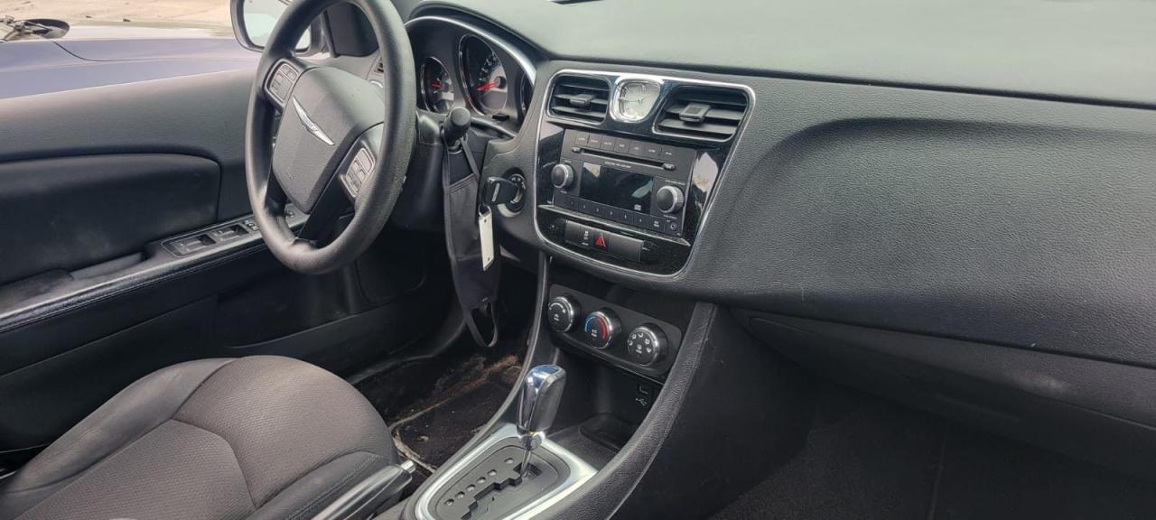 2014 Chrysler 200 LX - Photo #6