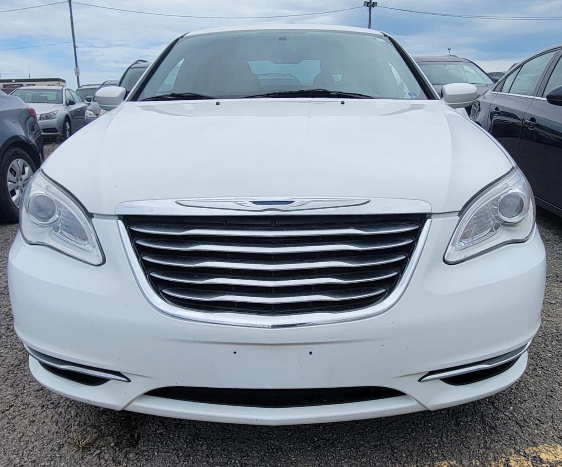 2014 Chrysler 200 LX - Photo #4