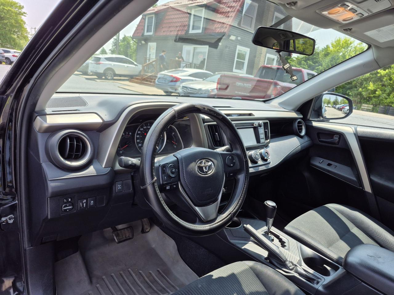 2014 Toyota RAV4 AWD LE Photo10