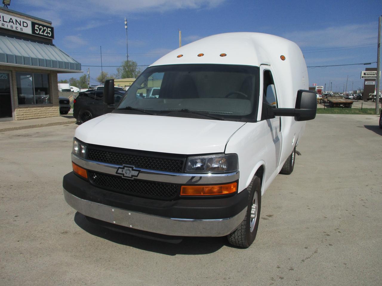 2015 Chevrolet Express 3500 CUBE - Photo #3