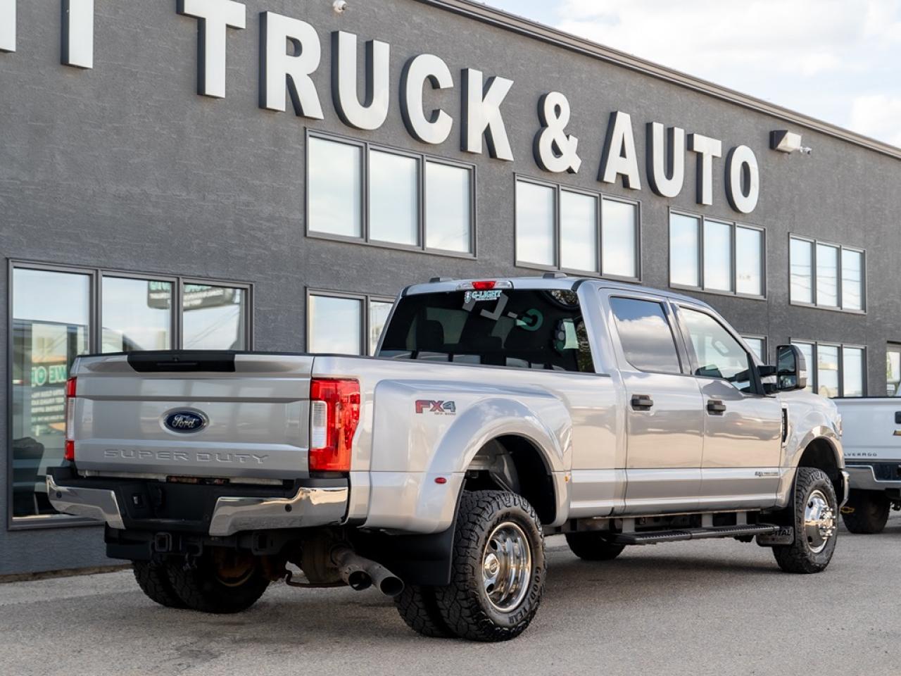 2022 Ford F-350 XLT CREW CAB 4X4 DIESEL/DUALLY Photo5