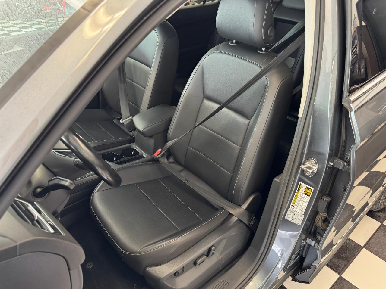 2018 Volkswagen Tiguan COMFORTLINE 7 Passenger+Leather+Roof+CLEAN CARFAX Photo23