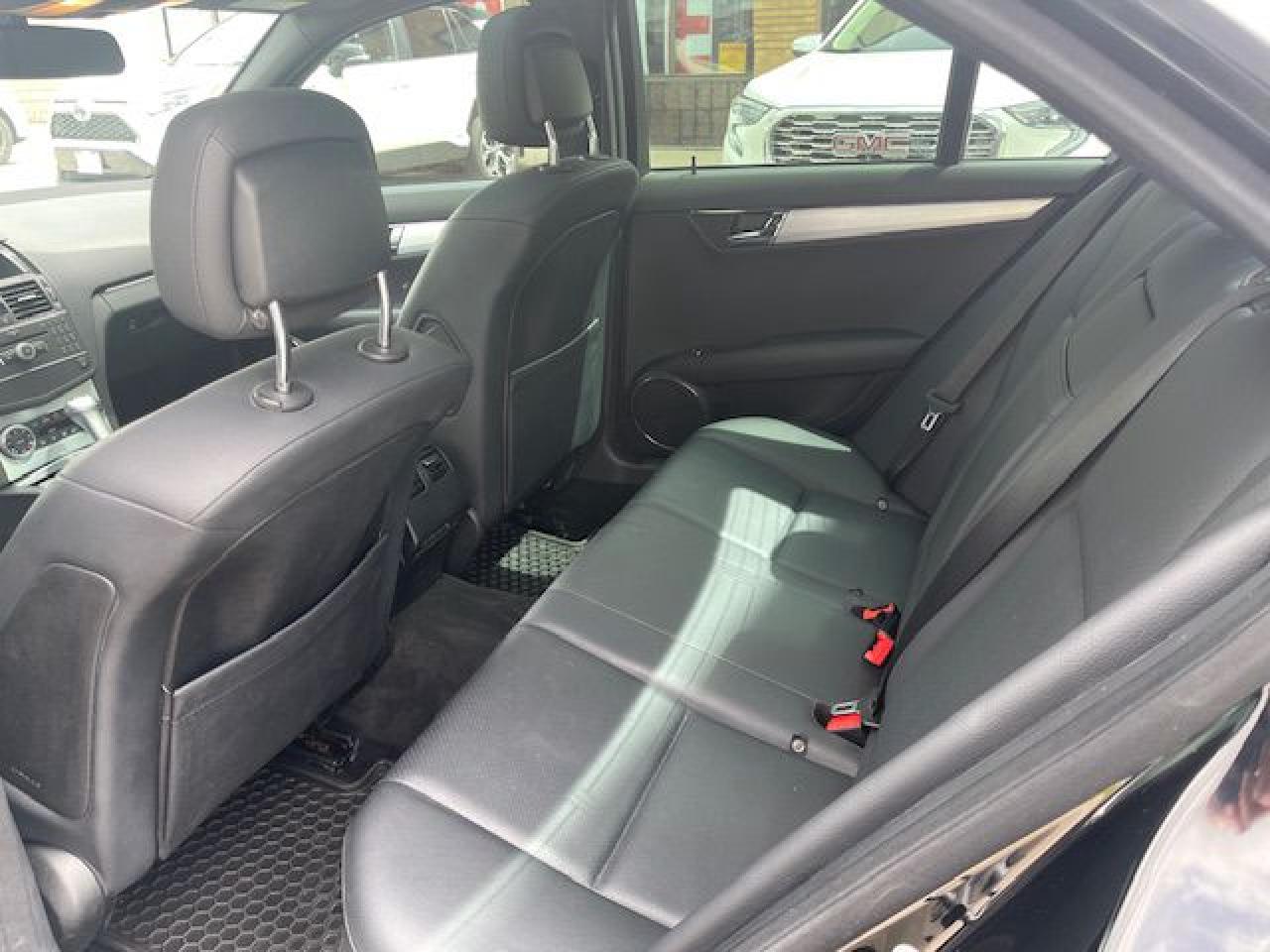 2009 Mercedes-Benz C-Class C300 / NAVIGATION / APPLE/ANDROID PLAY/ SUNROOF - Photo #18
