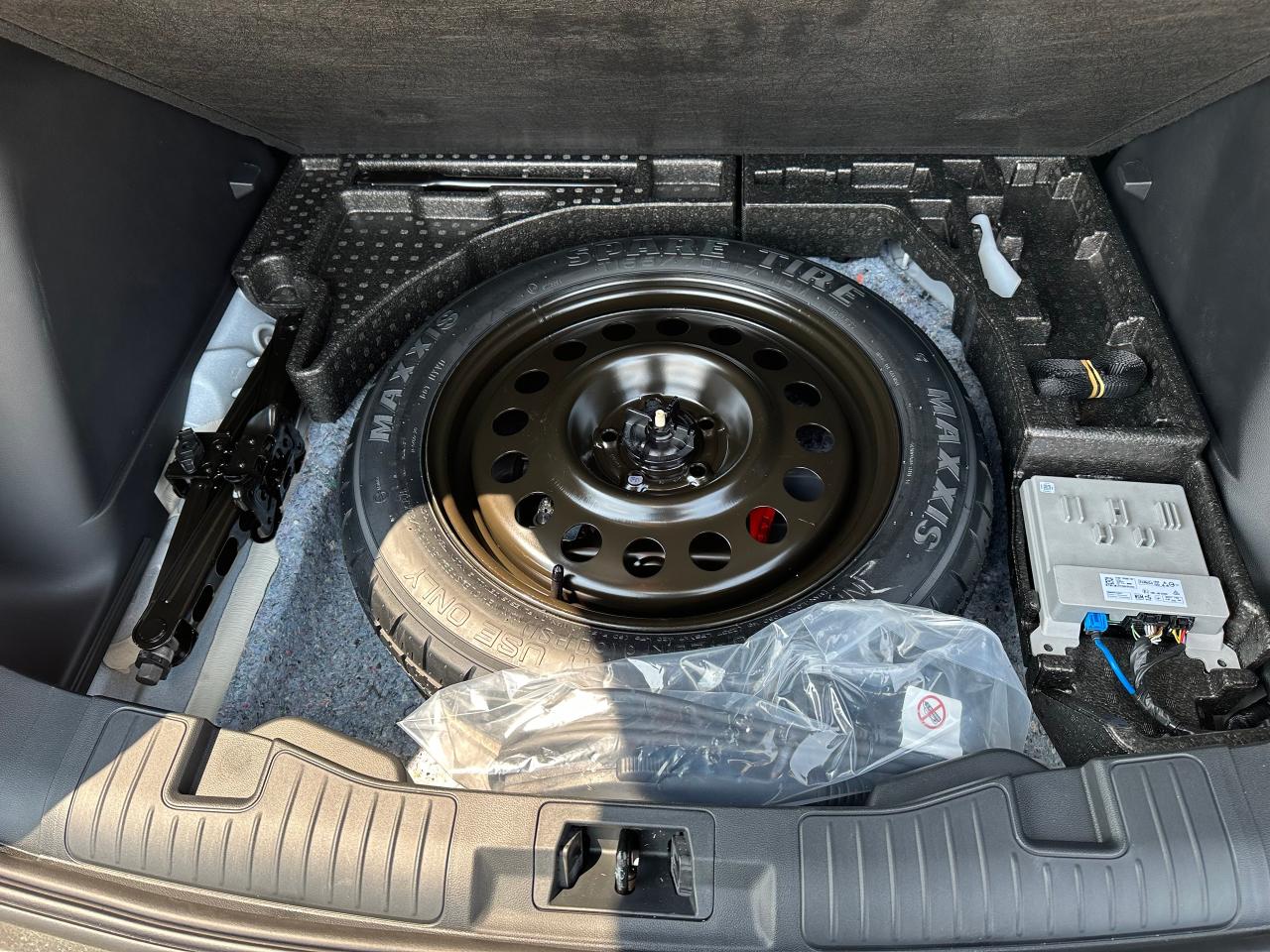 2025 Ford Escape PHEV FWD 700A Photo5
