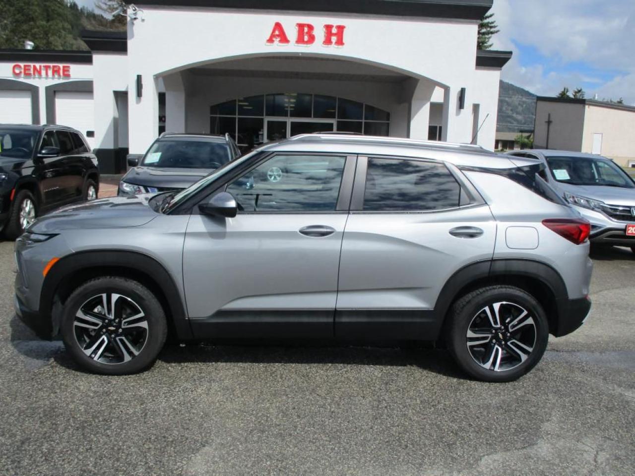2025 Chevrolet TrailBlazer LT AWD Photo2