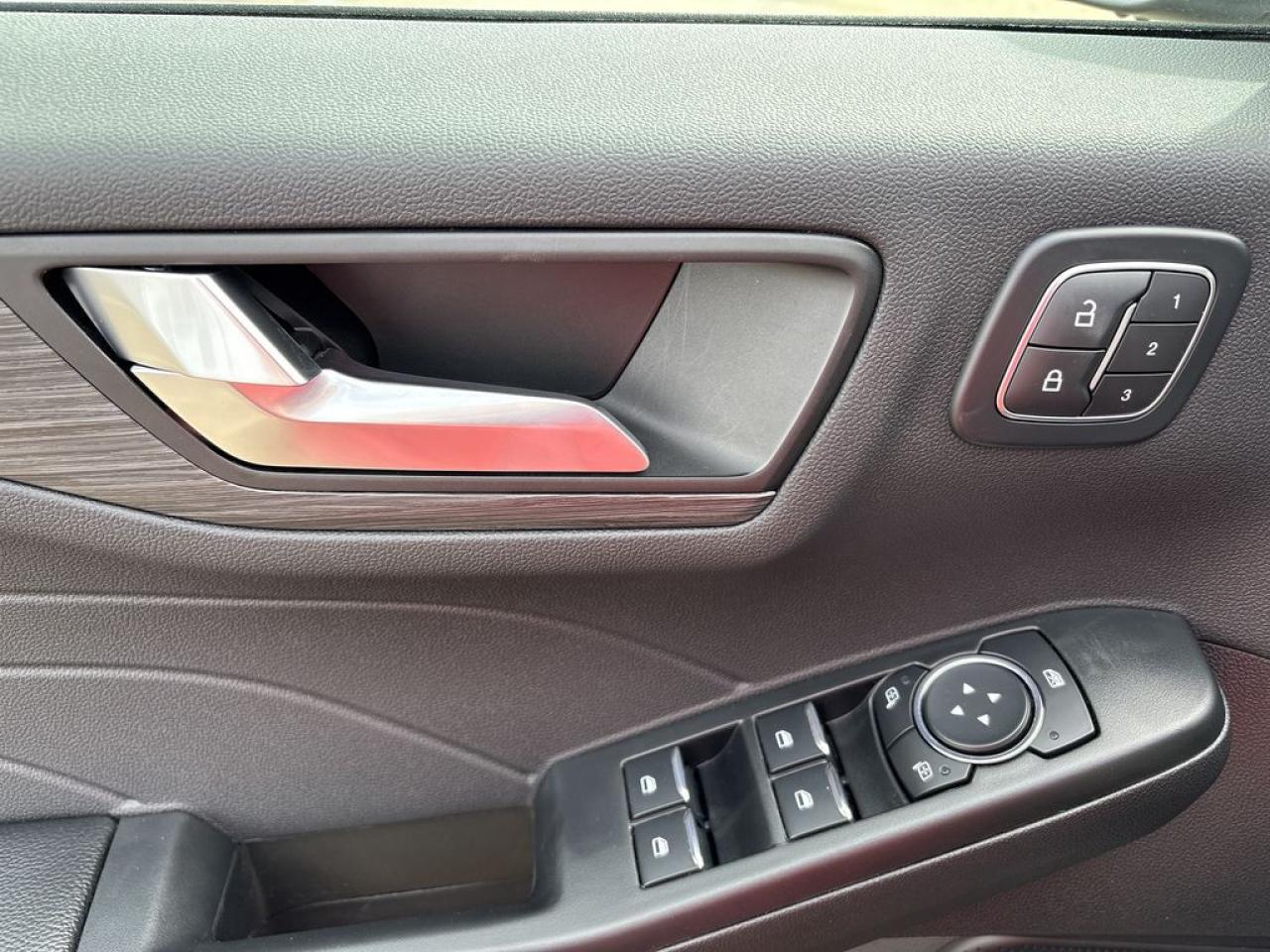 2025 Ford Escape Platinum 601A Photo4