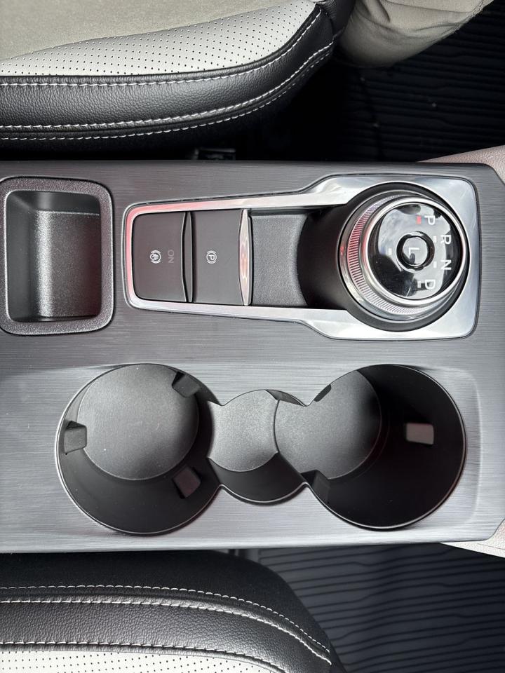 2025 Ford Escape Platinum 601A Photo5