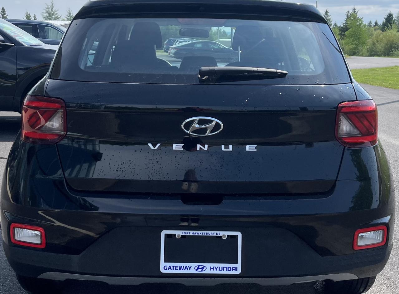 2022 Hyundai Venue Essential Photo2