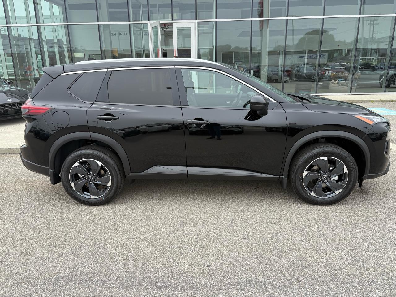 2025 Nissan Rogue SV MOONROOF Photo3