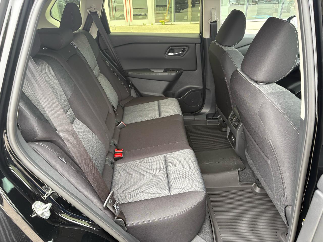 2025 Nissan Rogue SV MOONROOF Photo6