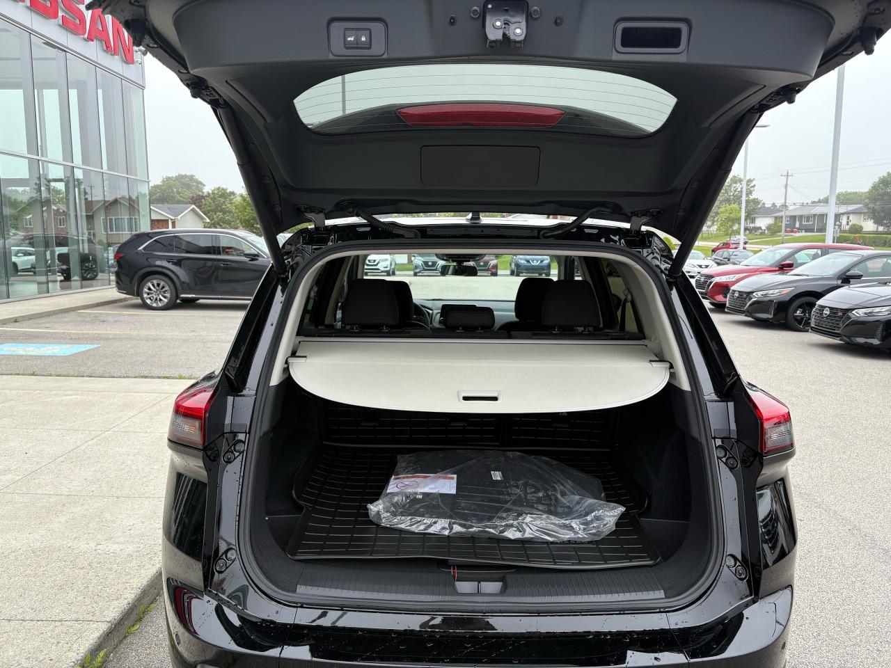 2025 Nissan Rogue SV MOONROOF Photo5