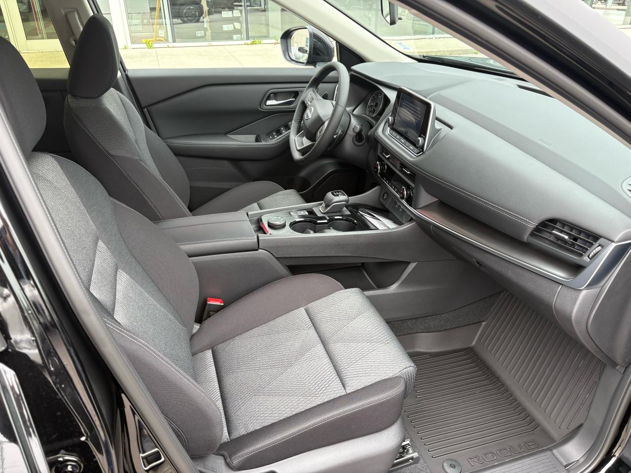 2025 Nissan Rogue SV MOONROOF Photo7