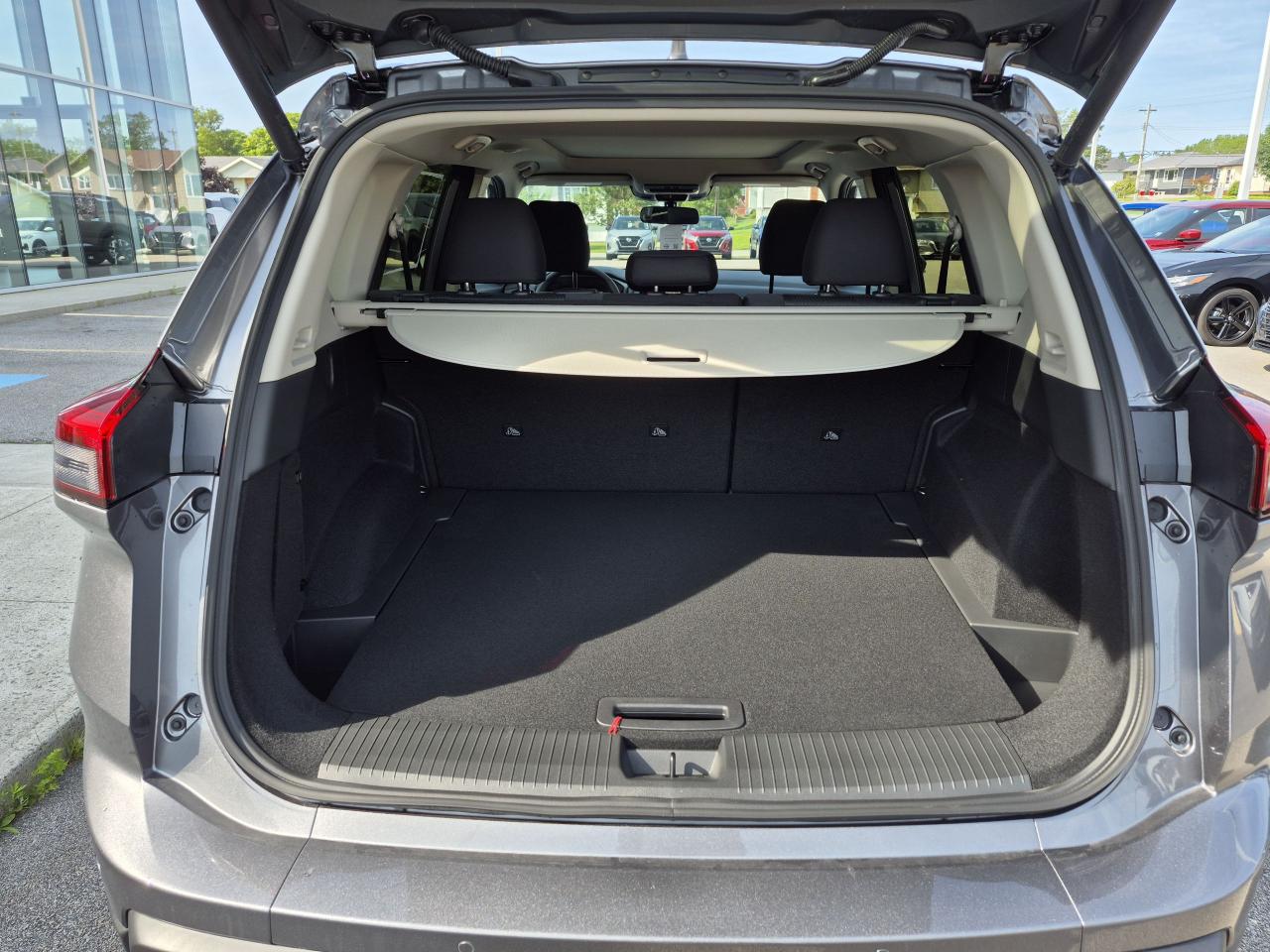 2025 Nissan Rogue SV MOONROOF Photo12