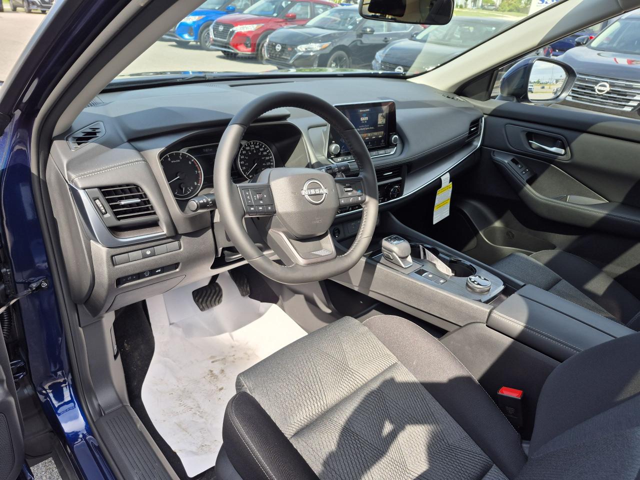 2025 Nissan Rogue SV MOONROOF Photo6