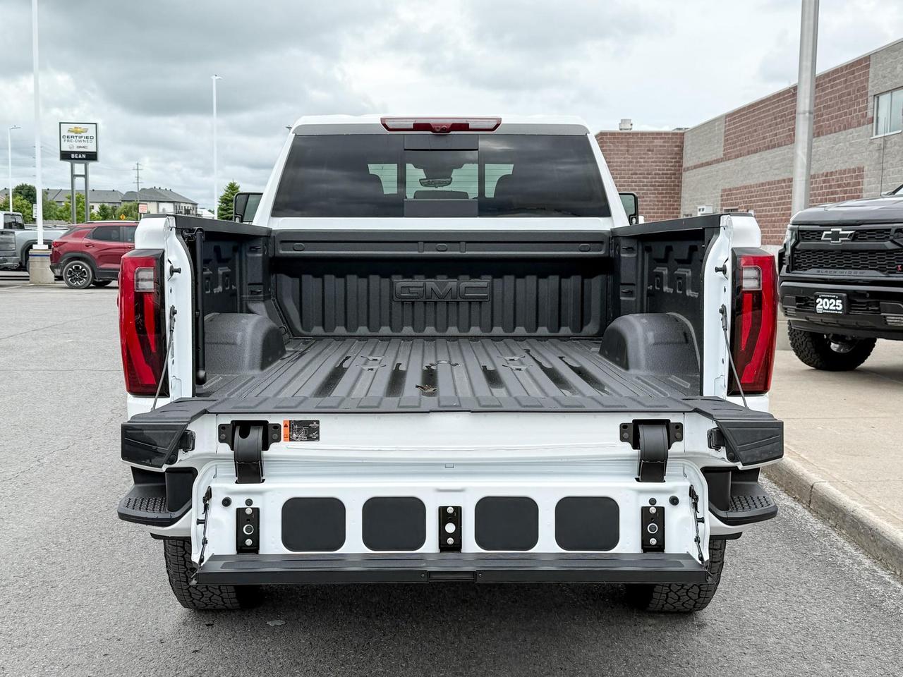 2025 GMC Sierra 2500 HD Denali DURAMAX 6.6L V8 WITH REMOTE START/ENTRY, HEATED SEATS, HEATED STEERING WHEEL, VENTILATED SEATS, HD SURROUND VISION Photo
