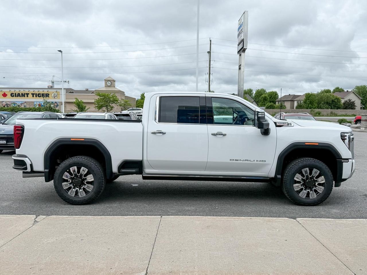 2025 GMC Sierra 2500 HD Denali DURAMAX 6.6L V8 WITH REMOTE START/ENTRY, HEATED SEATS, HEATED STEERING WHEEL, VENTILATED SEATS, HD SURROUND VISION Photo