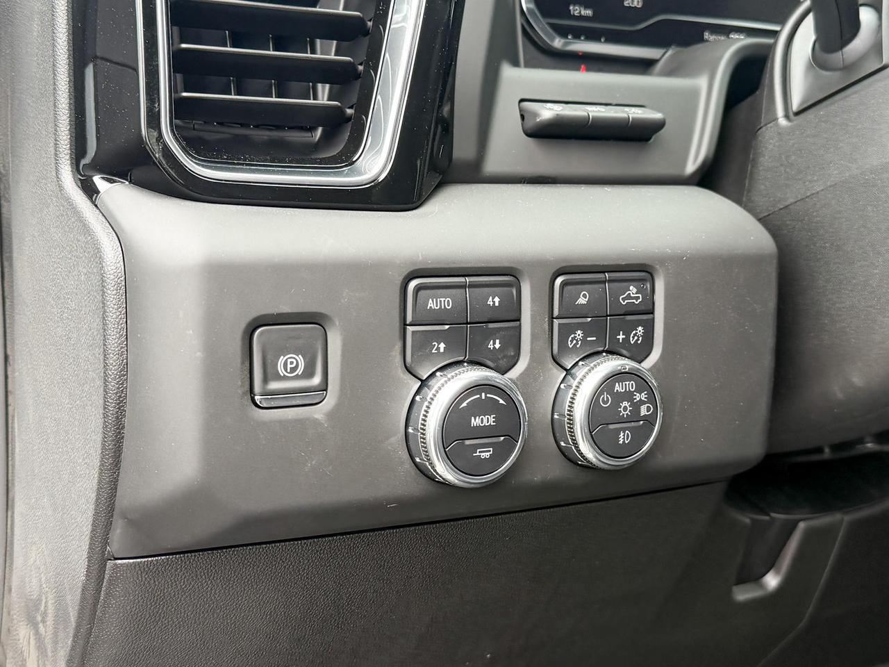 2025 GMC Sierra 2500 HD Denali DURAMAX 6.6L V8 WITH REMOTE START/ENTRY, HEATED SEATS, HEATED STEERING WHEEL, VENTILATED SEATS, HD SURROUND VISION Photo