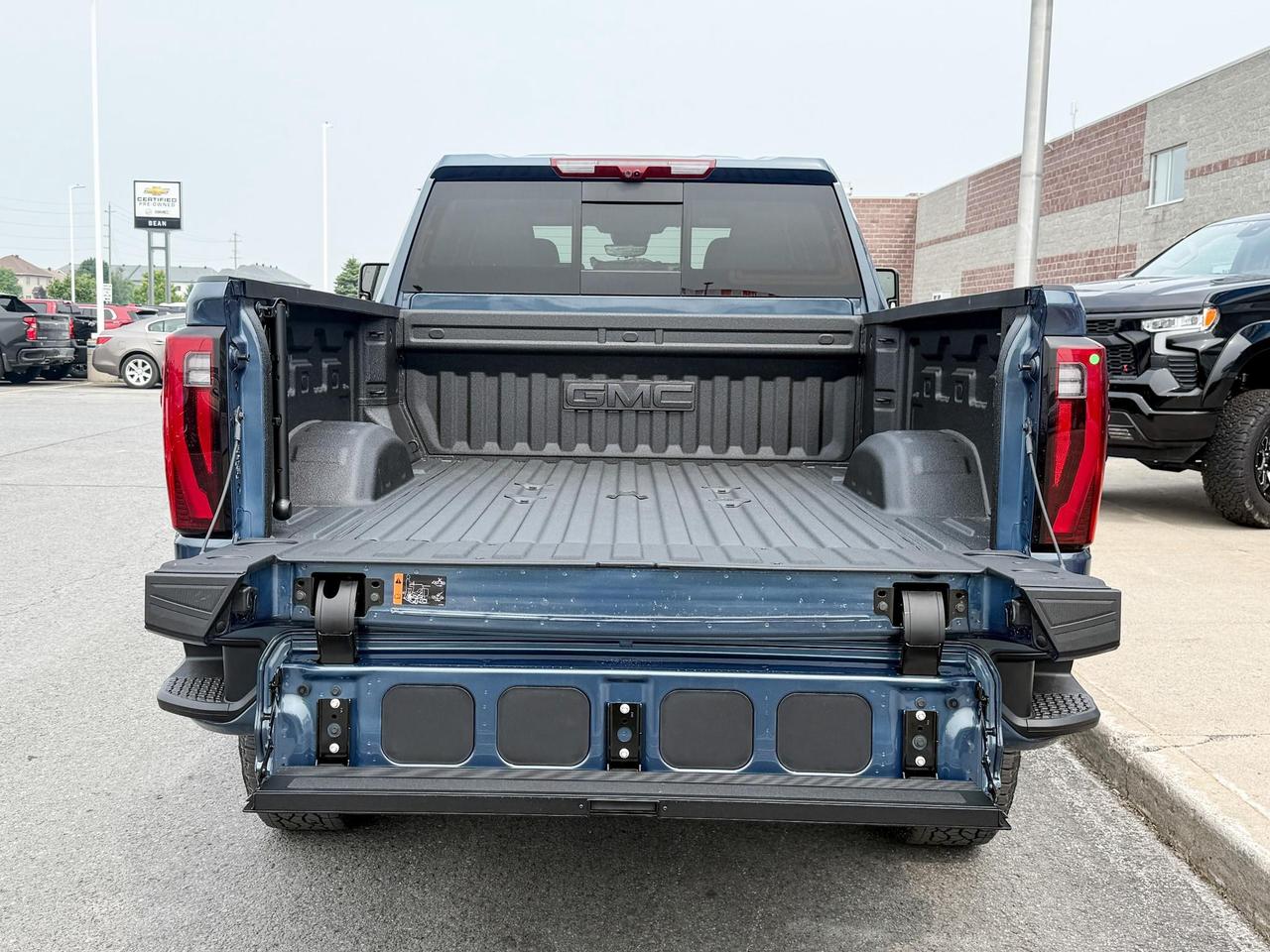 2025 GMC Sierra 2500 HD Denali DURAMAX 6.6L V8 WITH REMOTE START/ENTRY, HEATED SEATS, HEATED STEERING WHEEL, VENTILATED SEATS, HD SURROUND VISION Photo