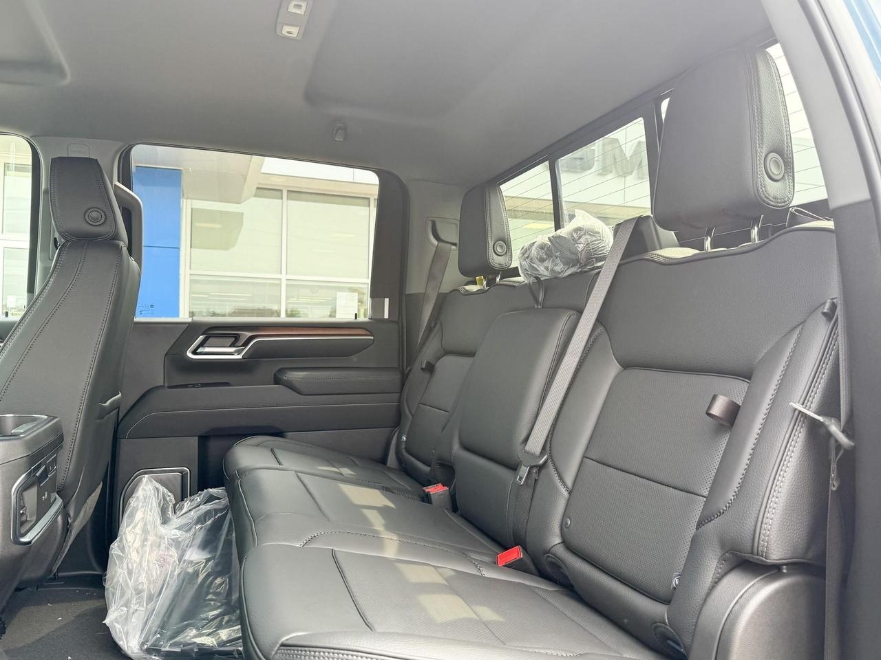 2025 GMC Sierra 2500 HD Denali DURAMAX 6.6L V8 WITH REMOTE START/ENTRY, HEATED SEATS, HEATED STEERING WHEEL, VENTILATED SEATS, HD SURROUND VISION Photo