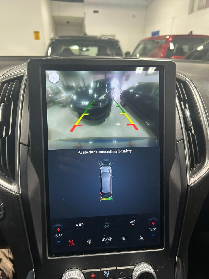 2023 Ford Edge Titanium Photo2