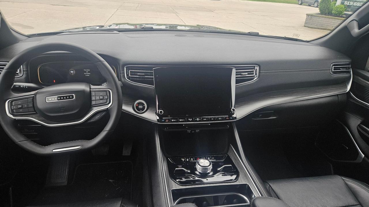 2023 Jeep Wagoneer Series III Photo