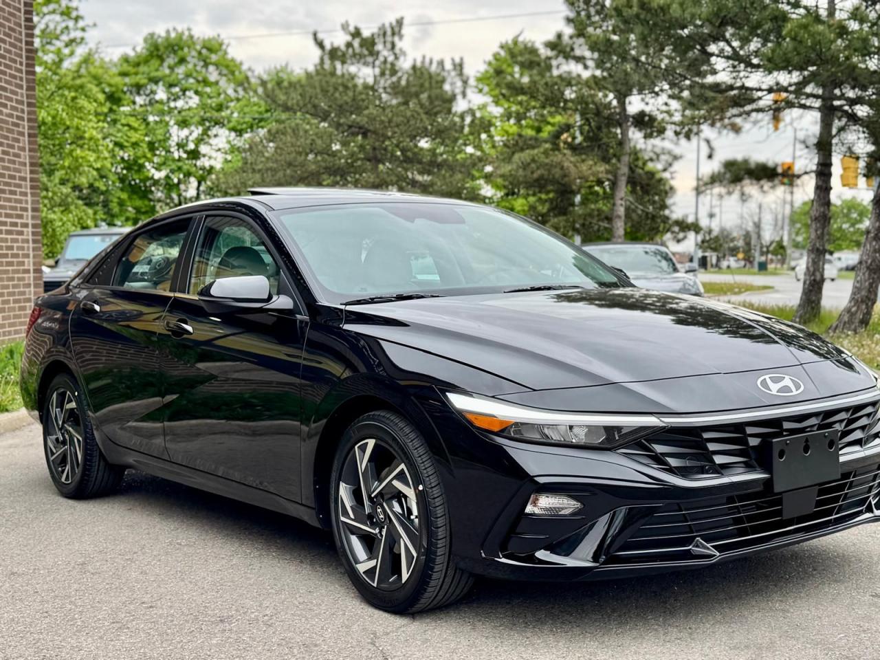 2025 Hyundai Elantra Luxury Photo3