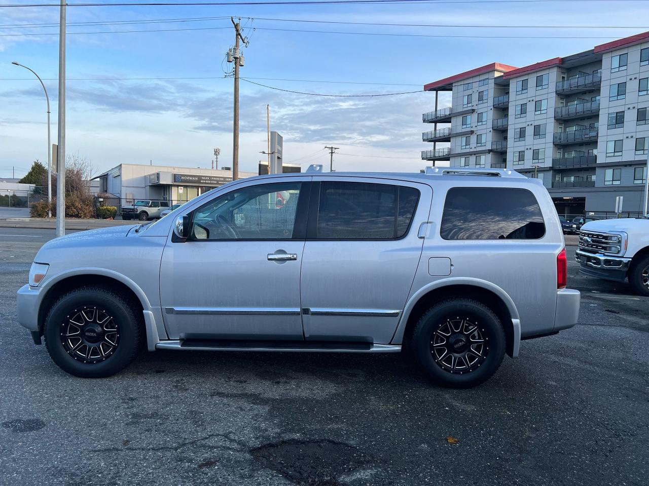 2007 Infiniti QX56 8 Passenger Photo4