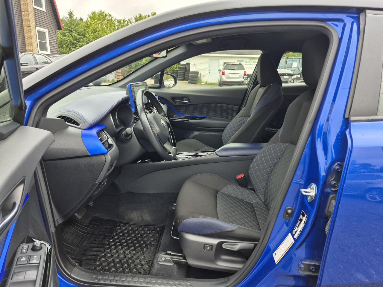 2021 Toyota C-HR XLE Premium Photo9