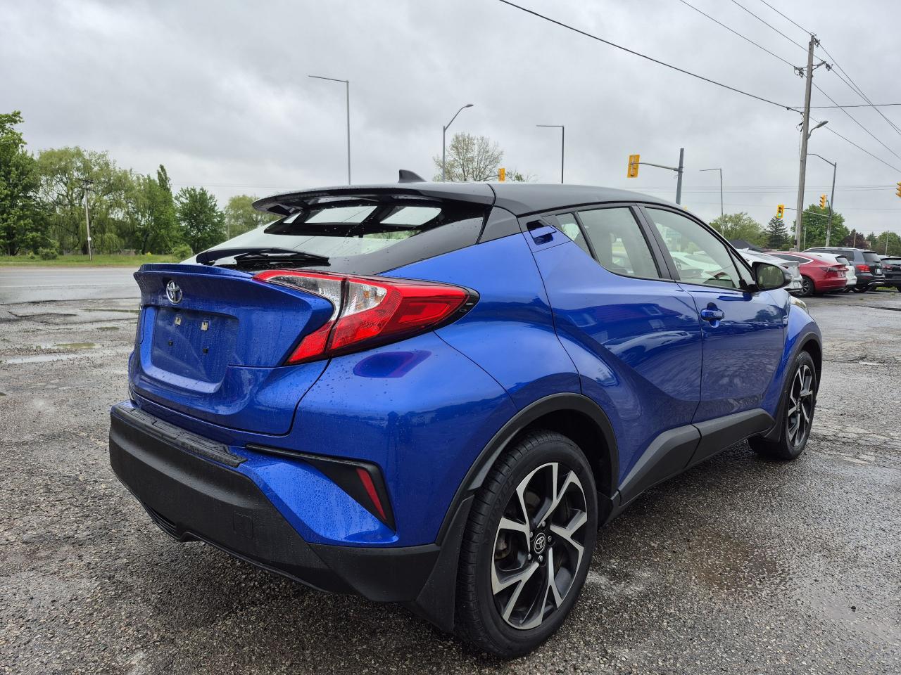 2021 Toyota C-HR XLE Premium Photo3