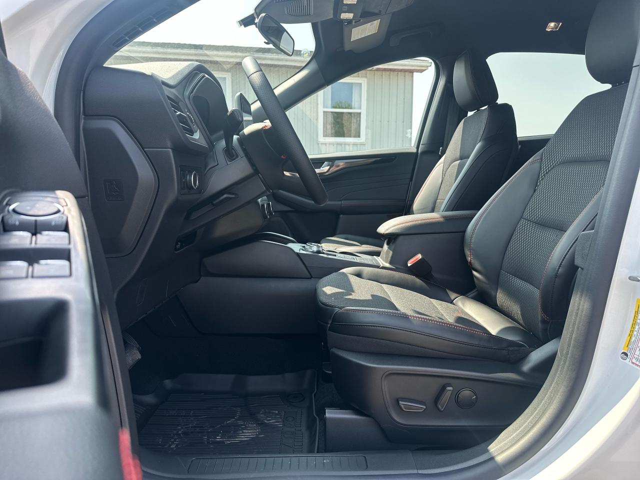 2025 Ford Escape ST-Line AWD Photo5