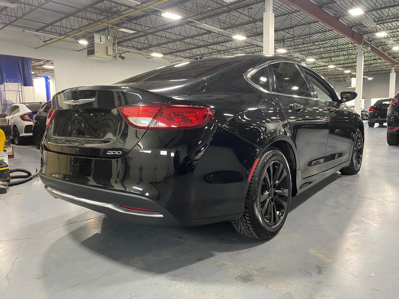 2015 Chrysler 200 Limited Photo4