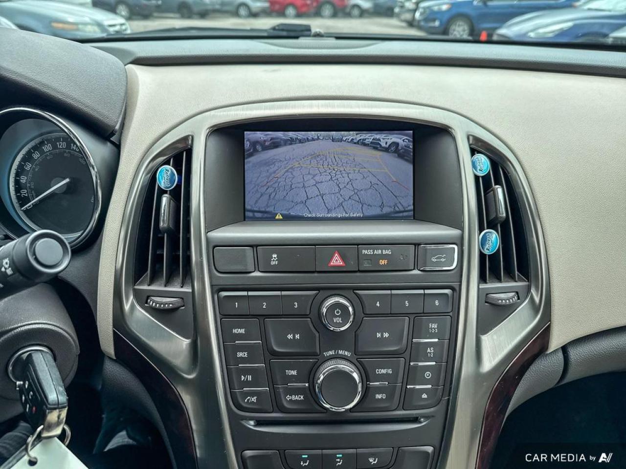 2015 Buick Verano NO ACCIDENTS / LEATHER / REAR CAM / DUAL CLIMATE - Photo #17