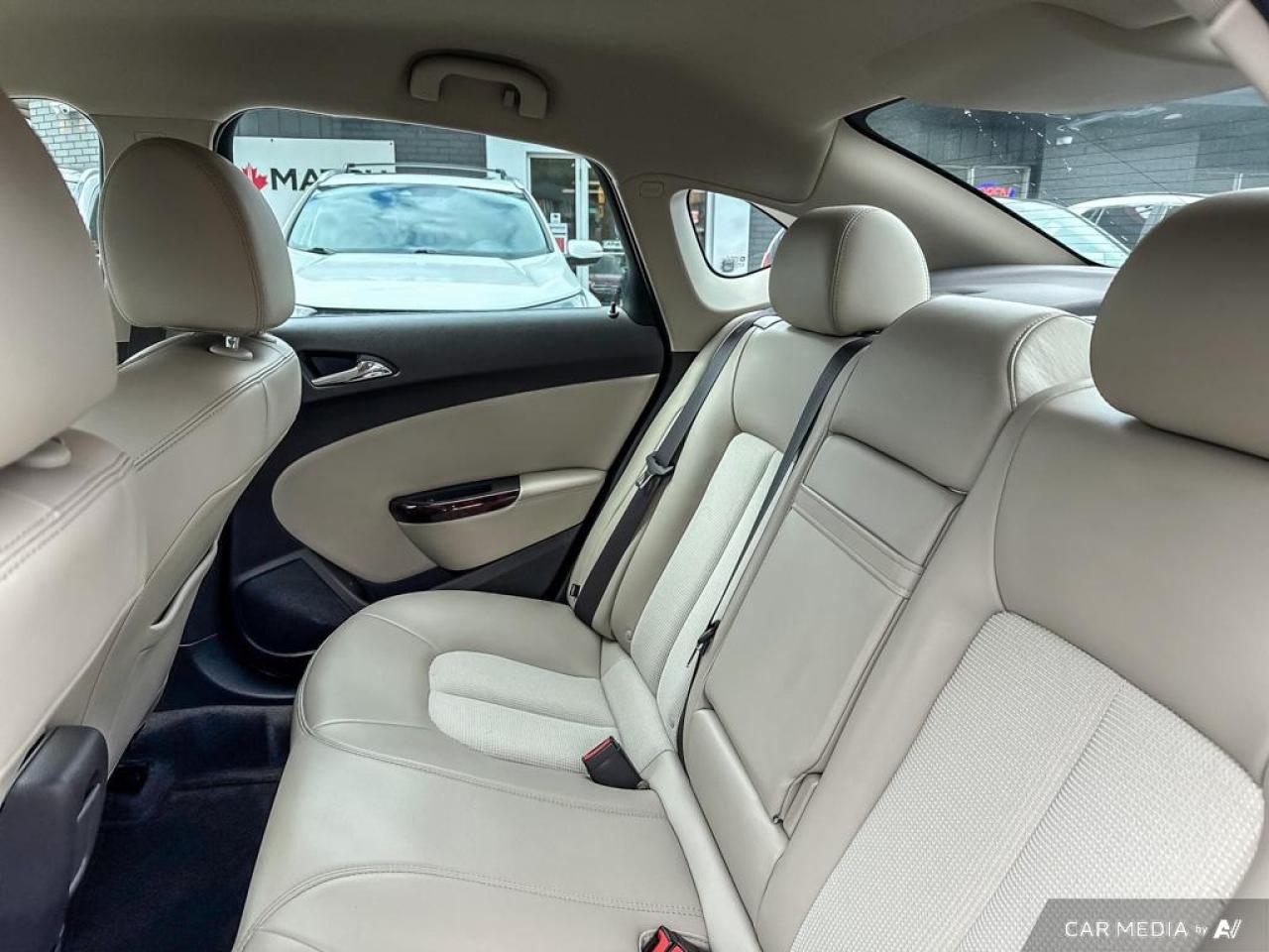 2015 Buick Verano NO ACCIDENTS / LEATHER / REAR CAM / DUAL CLIMATE - Photo #12