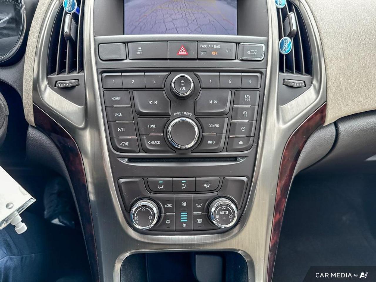 2015 Buick Verano NO ACCIDENTS / LEATHER / REAR CAM / DUAL CLIMATE - Photo #18