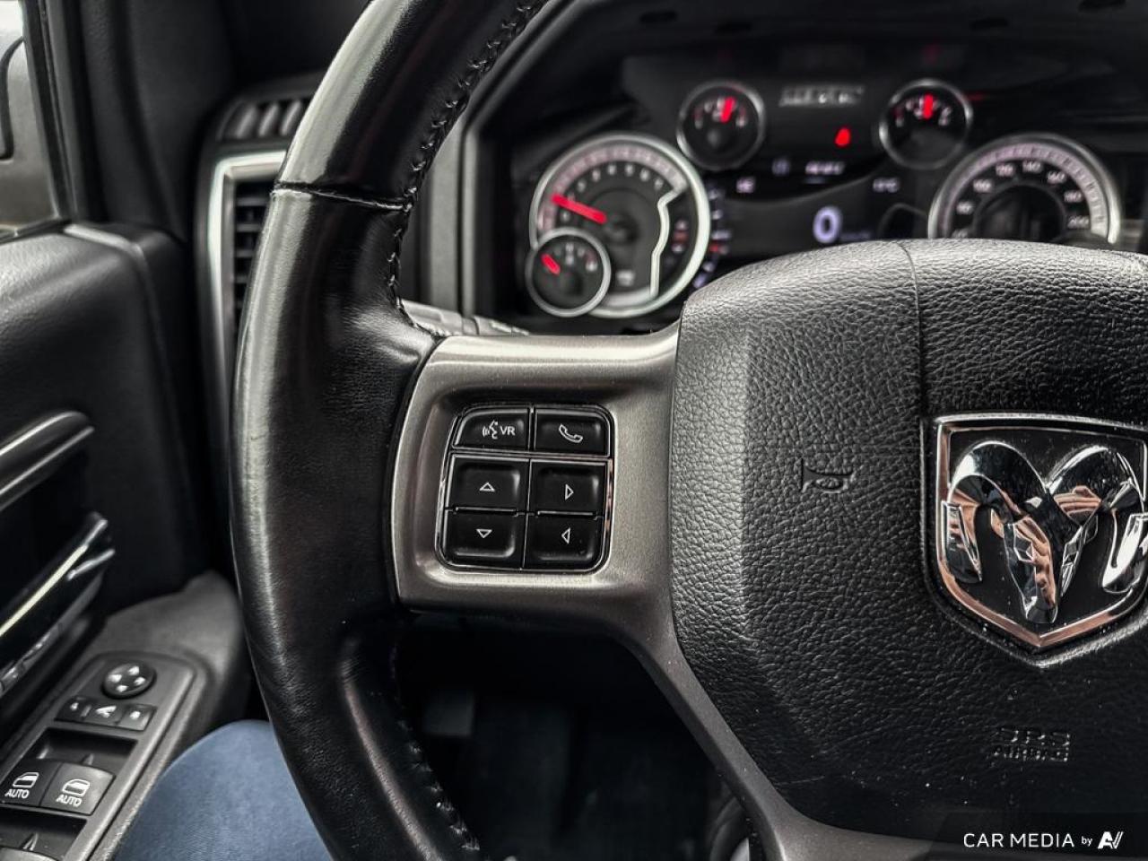 2021 RAM 1500 Classic SLT WARLOCK / NO ACCIDENTS / TOW PACK / CREW CAB - Photo #20