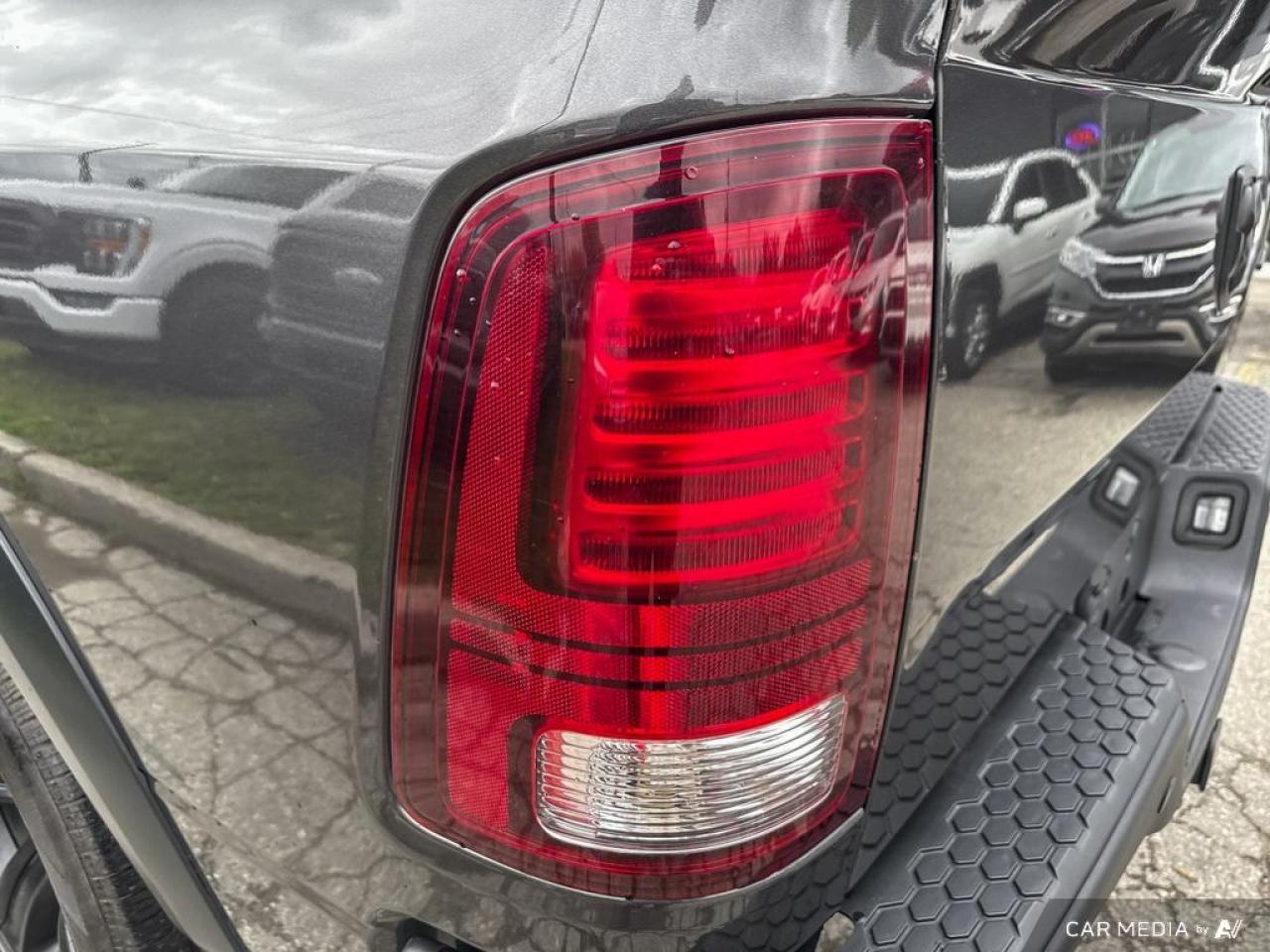 2021 RAM 1500 Classic SLT WARLOCK / NO ACCIDENTS / TOW PACK / CREW CAB - Photo #8