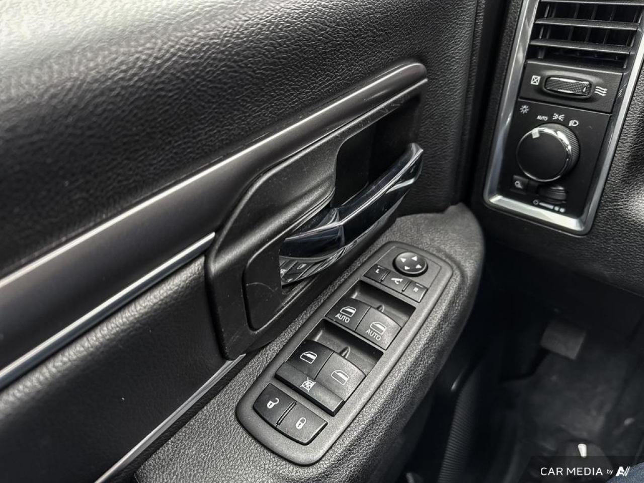 2021 RAM 1500 Classic SLT WARLOCK / NO ACCIDENTS / TOW PACK / CREW CAB - Photo #13