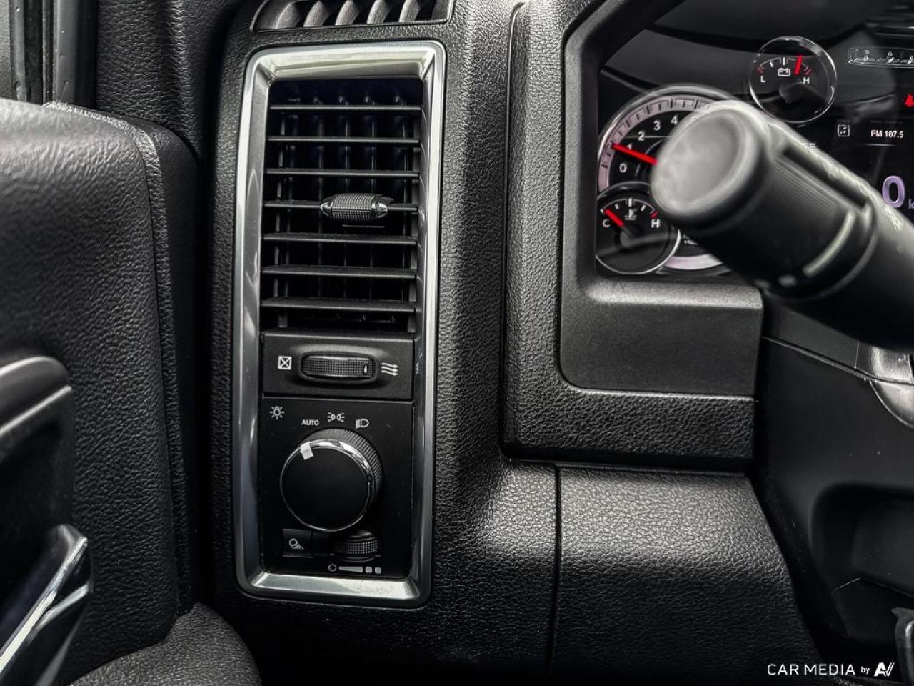 2021 RAM 1500 Classic SLT WARLOCK / NO ACCIDENTS / TOW PACK / CREW CAB - Photo #14
