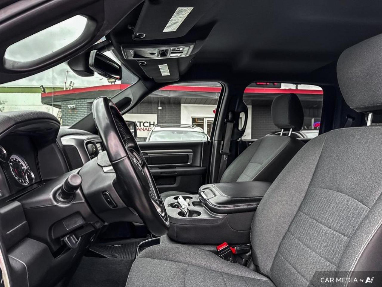 2021 RAM 1500 Classic SLT WARLOCK / NO ACCIDENTS / TOW PACK / CREW CAB - Photo #10