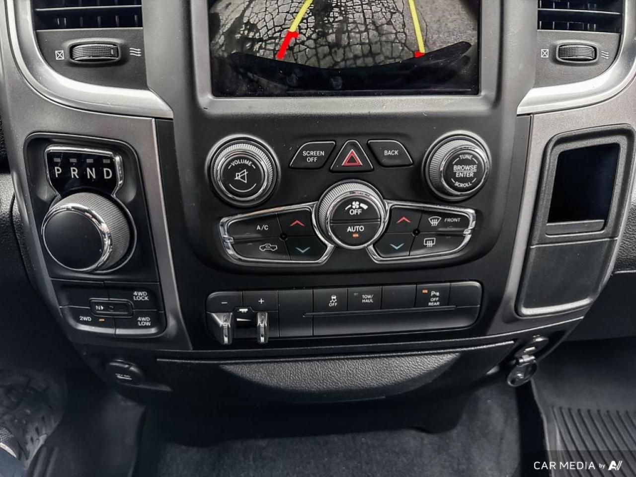 2021 RAM 1500 Classic SLT WARLOCK / NO ACCIDENTS / TOW PACK / CREW CAB - Photo #17
