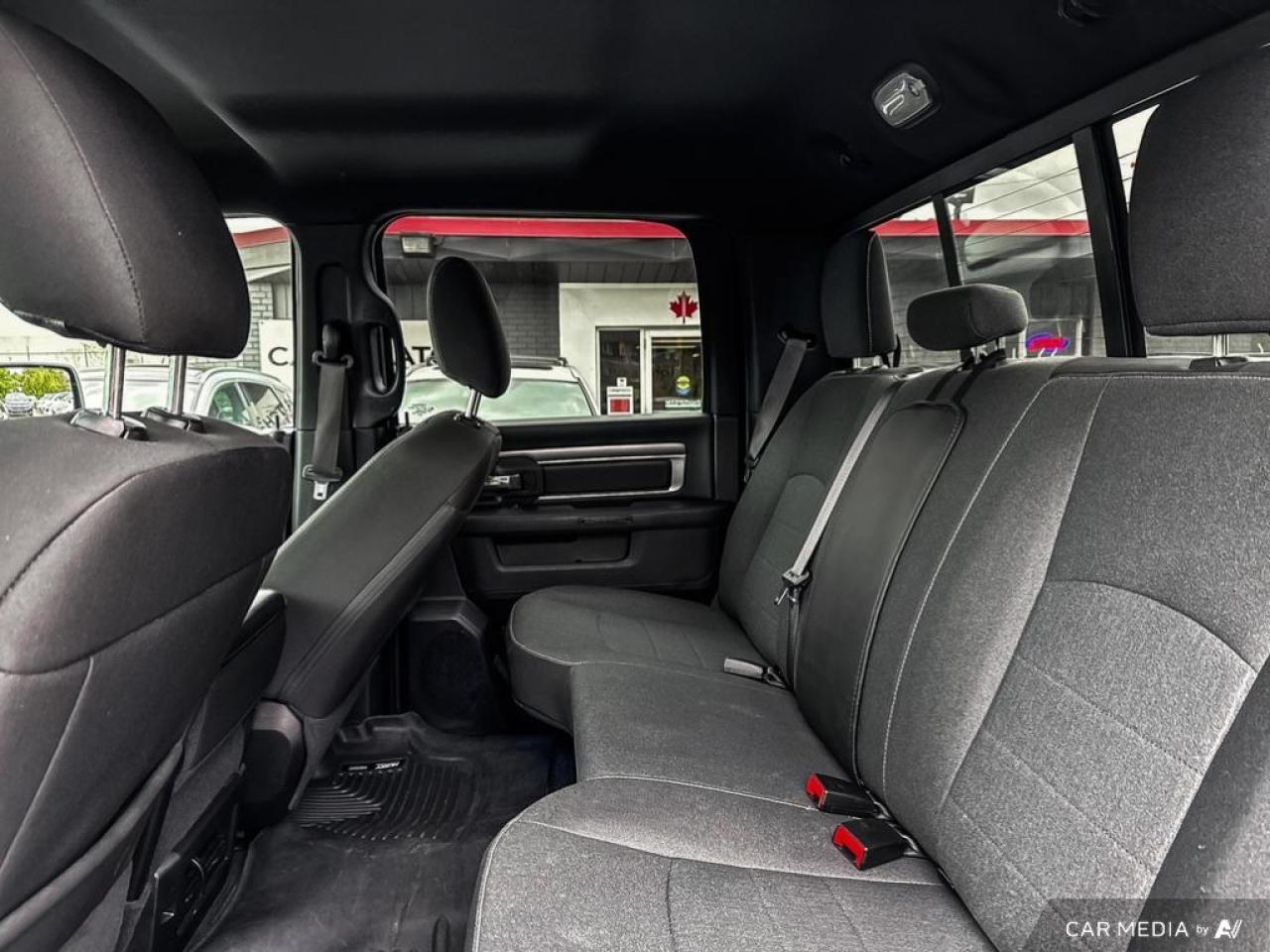 2021 RAM 1500 Classic SLT WARLOCK / NO ACCIDENTS / TOW PACK / CREW CAB - Photo #11