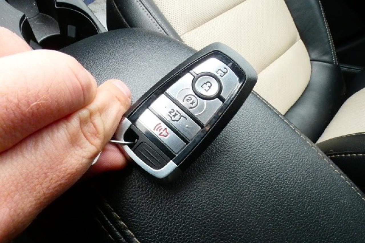 2022 Ford Escape Titanium Plug-In Hybrid w/Htd L, pano S/R, NAV,BUC - Photo #22