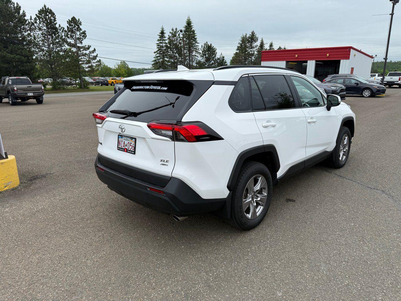 2022 Toyota RAV4 XLE Photo4