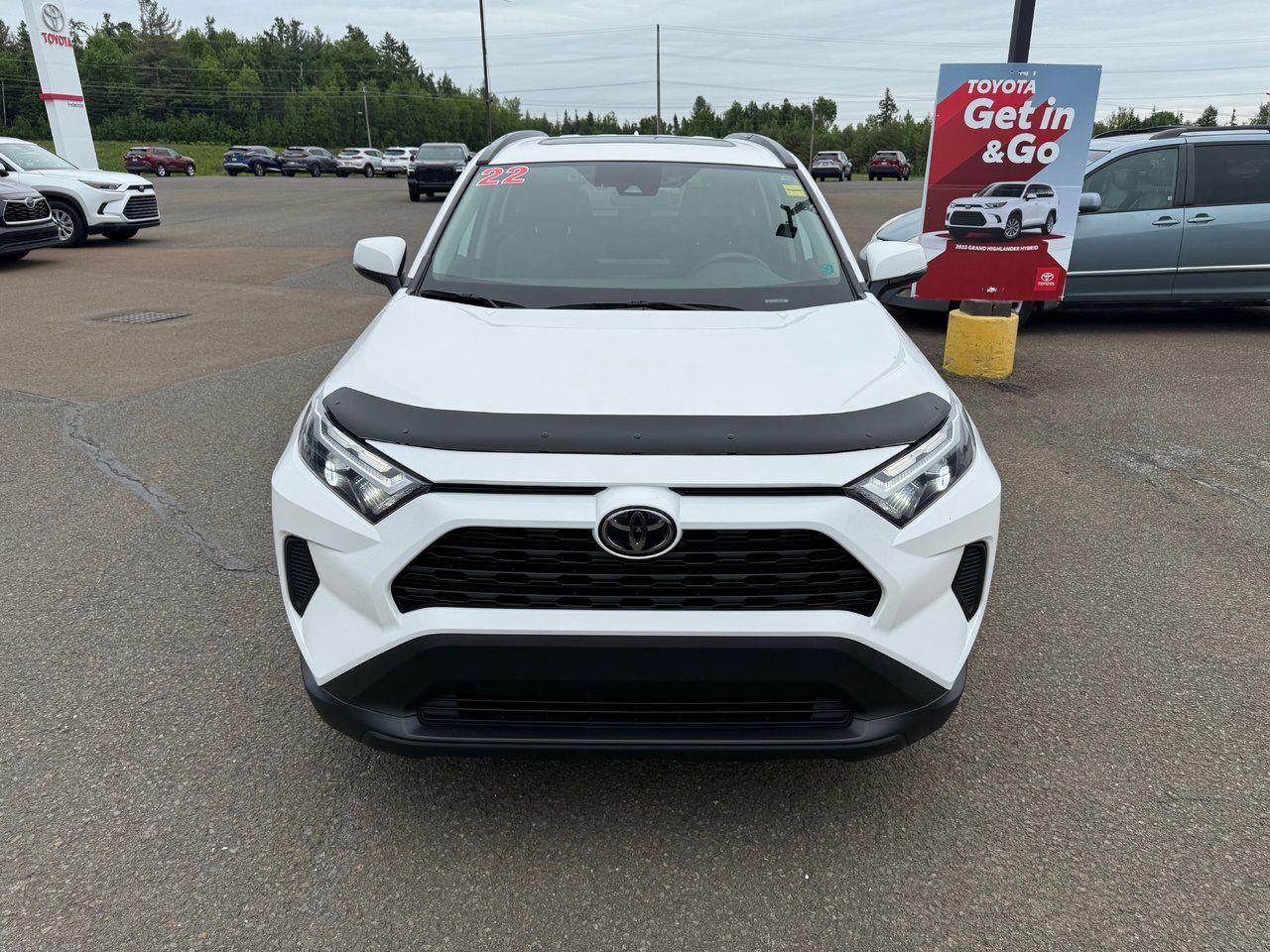 2022 Toyota RAV4 XLE Photo1