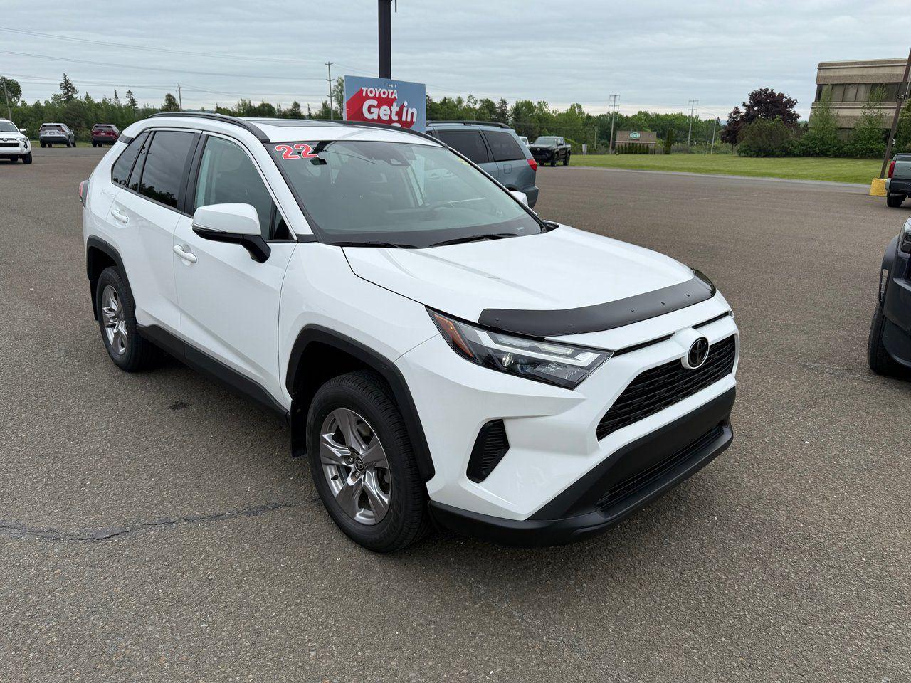 2022 Toyota RAV4 XLE Photo2