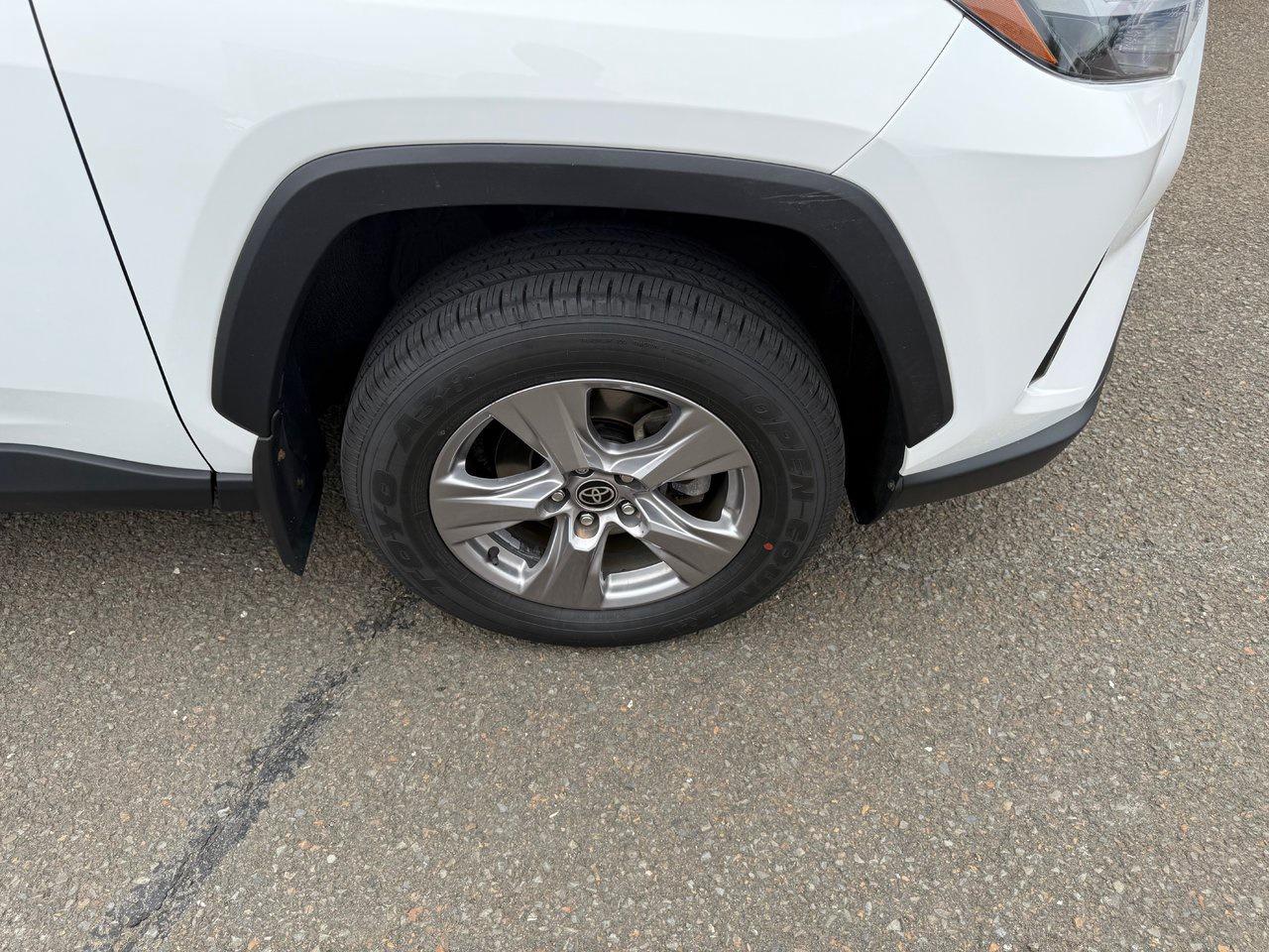 2022 Toyota RAV4 XLE Photo3