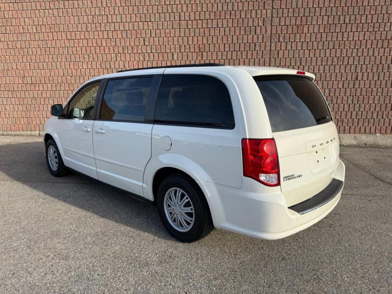 2011 Dodge Grand Caravan SXT | CLEAN CARFAX | LOW MILEAGE | STOW N GO - Photo #4