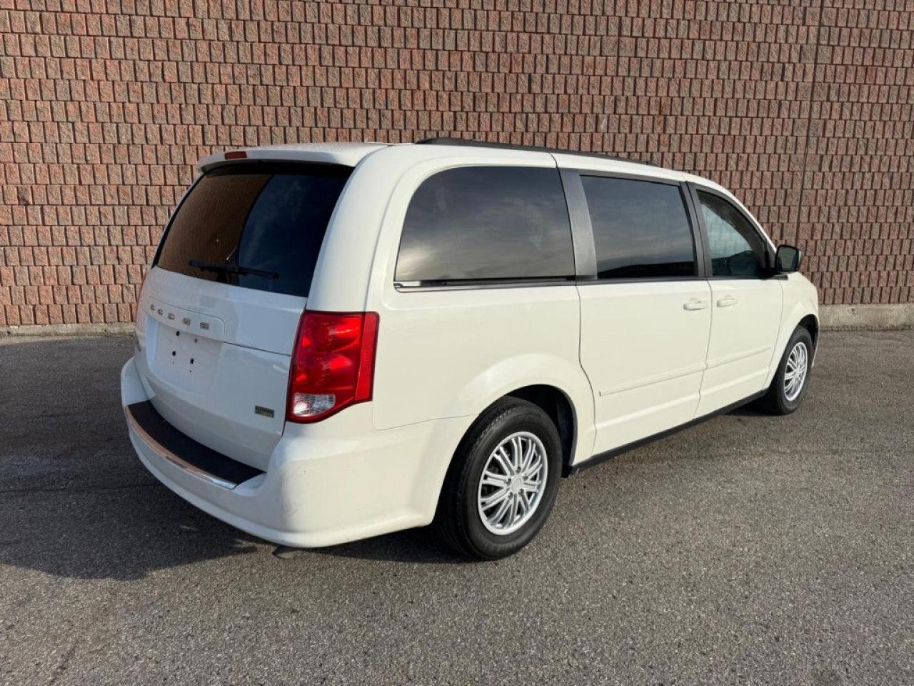 2011 Dodge Grand Caravan SXT | CLEAN CARFAX | LOW MILEAGE | STOW N GO - Photo #6