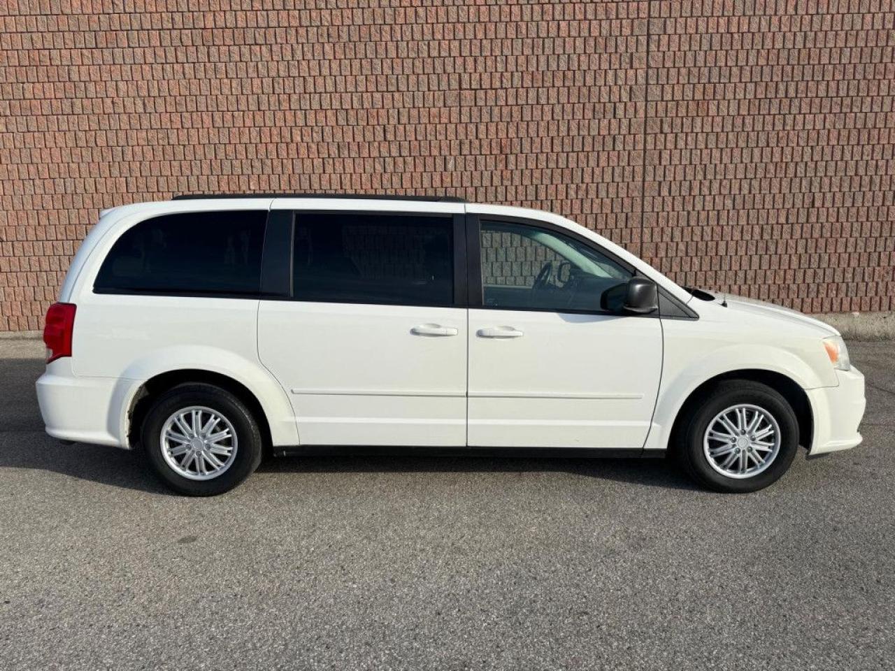 2011 Dodge Grand Caravan SXT | CLEAN CARFAX | LOW MILEAGE | STOW N GO - Photo #7
