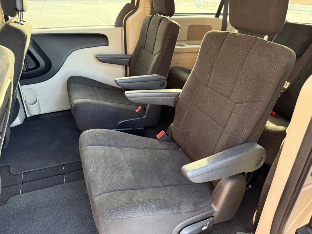2011 Dodge Grand Caravan SXT | CLEAN CARFAX | LOW MILEAGE | STOW N GO - Photo #14